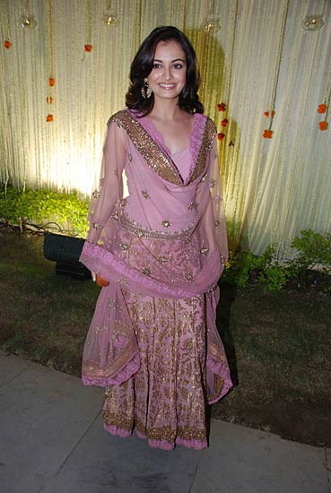 भारतीय परिधान में अभिनेत्रियां | सेंसर बोर्ड रहा मेहरबान