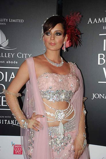 भारतीय परिधान में अभिनेत्रियां | सेंसर बोर्ड रहा मेहरबान