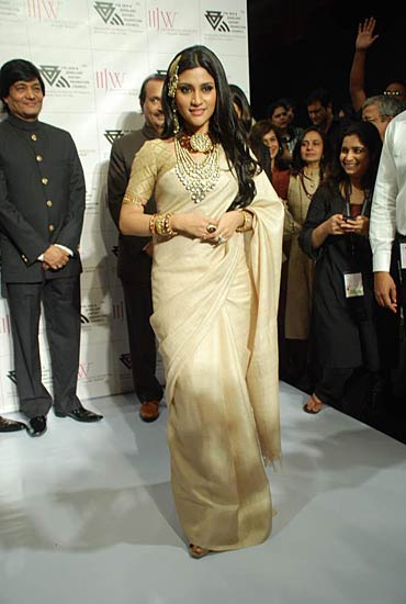 भारतीय परिधान में अभिनेत्रियां | सेंसर बोर्ड रहा मेहरबान