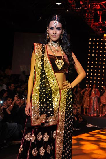 भारतीय परिधान में अभिनेत्रियां | सेंसर बोर्ड रहा मेहरबान