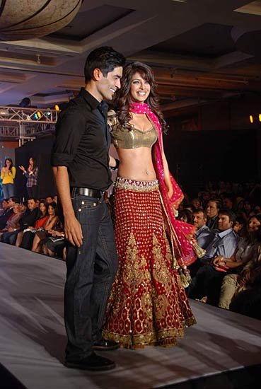 भारतीय परिधान में अभिनेत्रियां | सेंसर बोर्ड रहा मेहरबान