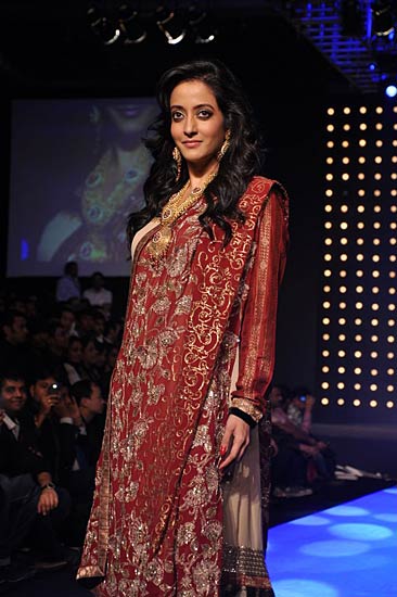 भारतीय परिधान में अभिनेत्रियां | सेंसर बोर्ड रहा मेहरबान