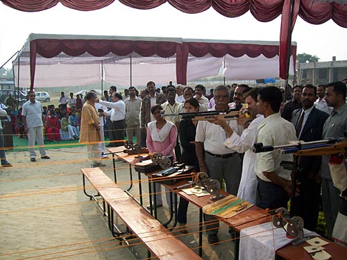 कांग्रेस के युवराज राहुल गांधी बने निशानेबाज