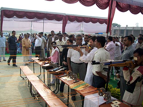 कांग्रेस के युवराज राहुल गांधी बने निशानेबाज