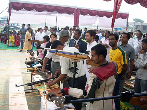 कांग्रेस के युवराज राहुल गांधी बने निशानेबाज