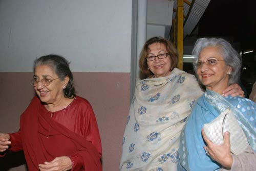 'गुजारिश' की स्‍क्रीनिंग में जुटे बॉलीवुड सितारे...