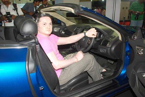 कारों की चमक-दमक बढ़ाने पहुंचे शाहिद कपूर