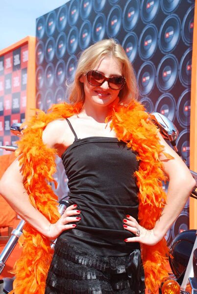 कारों की चमक-दमक बढ़ाने पहुंचे शाहिद कपूर