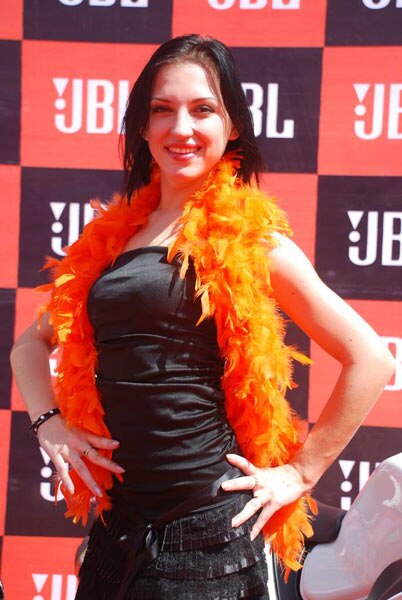 कारों की चमक-दमक बढ़ाने पहुंचे शाहिद कपूर