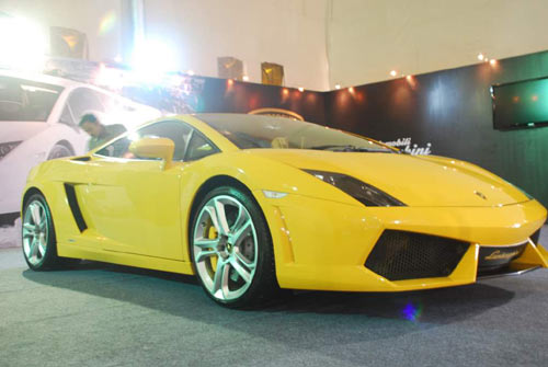 कारों की चमक-दमक बढ़ाने पहुंचे शाहिद कपूर