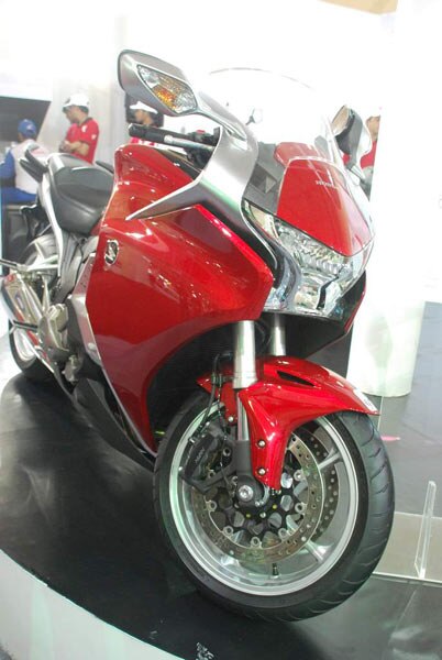 कारों की चमक-दमक बढ़ाने पहुंचे शाहिद कपूर