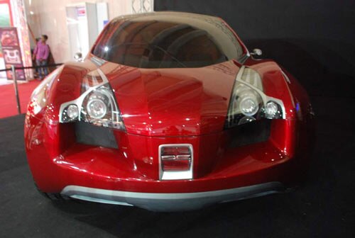 कारों की चमक-दमक बढ़ाने पहुंचे शाहिद कपूर