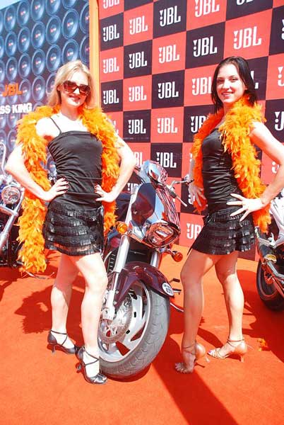 कारों की चमक-दमक बढ़ाने पहुंचे शाहिद कपूर