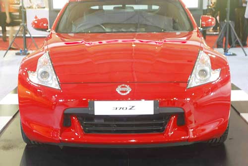 कारों की चमक-दमक बढ़ाने पहुंचे शाहिद कपूर