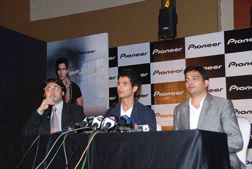 कारों की चमक-दमक बढ़ाने पहुंचे शाहिद कपूर