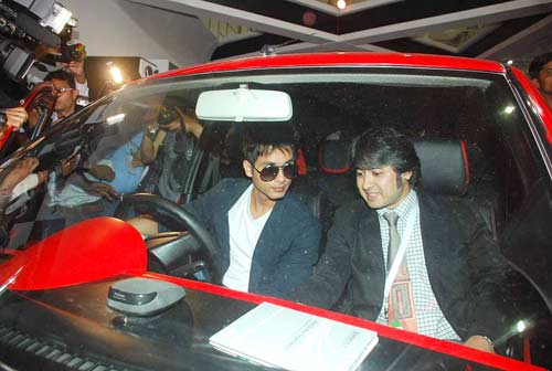 कारों की चमक-दमक बढ़ाने पहुंचे शाहिद कपूर