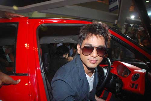 कारों की चमक-दमक बढ़ाने पहुंचे शाहिद कपूर
