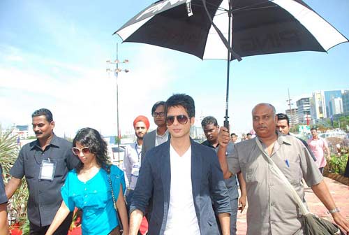 कारों की चमक-दमक बढ़ाने पहुंचे शाहिद कपूर