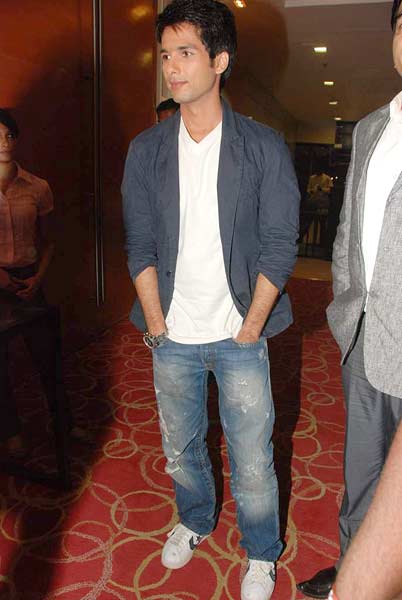 कारों की चमक-दमक बढ़ाने पहुंचे शाहिद कपूर