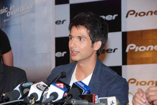 कारों की चमक-दमक बढ़ाने पहुंचे शाहिद कपूर