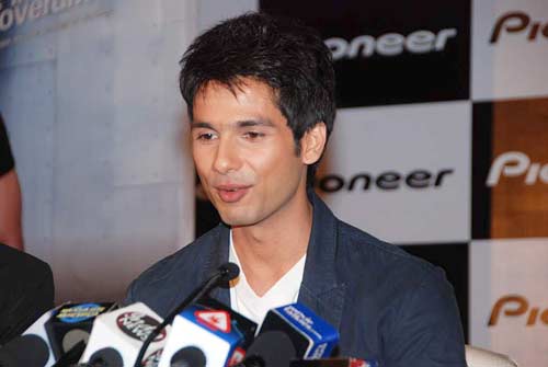 कारों की चमक-दमक बढ़ाने पहुंचे शाहिद कपूर