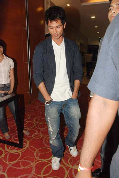 कारों की चमक-दमक बढ़ाने पहुंचे शाहिद कपूर