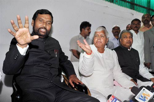 बिहार चुनाव के नतीजों ने चढ़ाया सियासी पारा