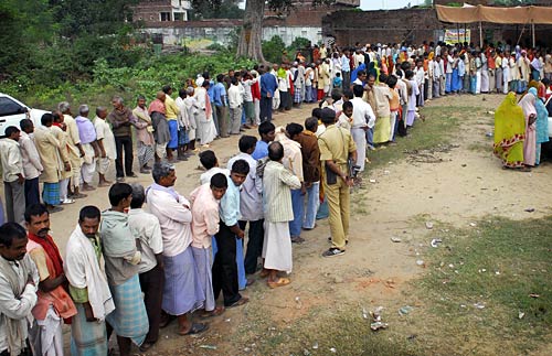 किसे मिलेगा ताज, किससे जनता है नाराज...