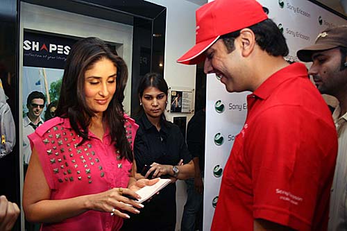 ब्रांड प्रमोशन करती सोनम और करीना । 'गोलमाल-3' की सफलता