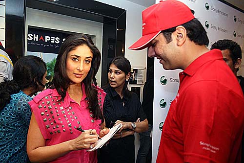 ब्रांड प्रमोशन करती सोनम और करीना । 'गोलमाल-3' की सफलता