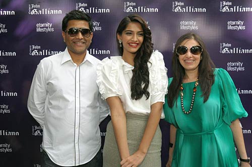 ब्रांड प्रमोशन करती सोनम और करीना । 'गोलमाल-3' की सफलता