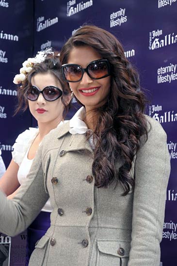 ब्रांड प्रमोशन करती सोनम और करीना । 'गोलमाल-3' की सफलता