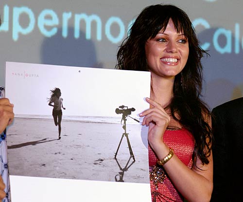 याना गुप्ता ने कहा, वो हैं 'नो-पैंटी' गर्ल  |    पढ़ें