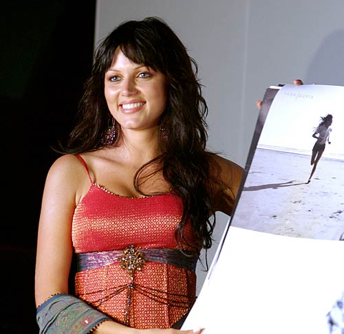 याना गुप्ता ने कहा, वो हैं 'नो-पैंटी' गर्ल  |    पढ़ें