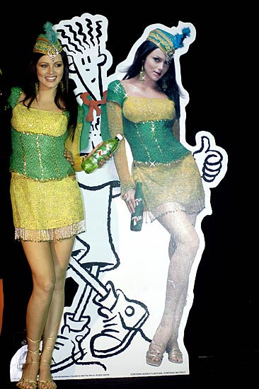 याना गुप्ता ने कहा, वो हैं 'नो-पैंटी' गर्ल  |    पढ़ें