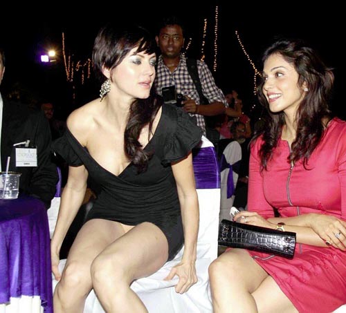 याना गुप्ता ने कहा, वो हैं 'नो-पैंटी' गर्ल  |    पढ़ें