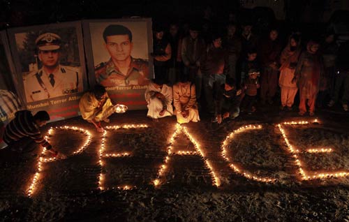 मुंबई के शहीदों को देशवासियों का नमन