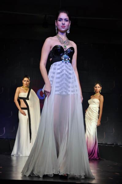 हुस्‍न ऐसा कि नजर ना हटे  |  जो दीवाना बना दे...