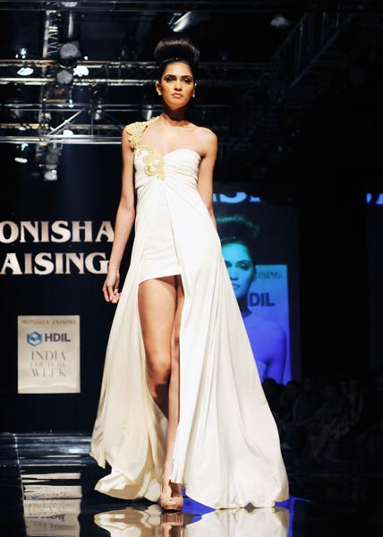 हुस्‍न ऐसा कि नजर ना हटे  |  जो दीवाना बना दे...