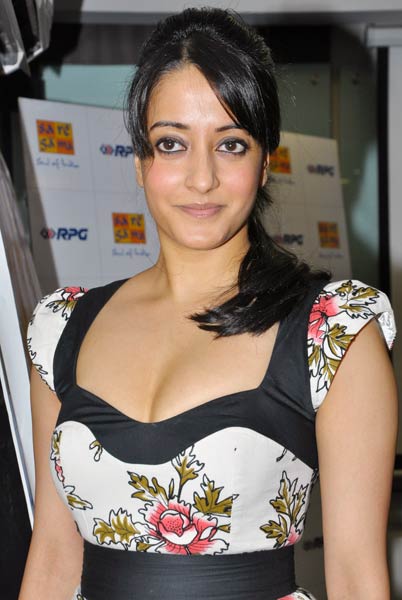 हुस्‍न ऐसा कि नजर ना हटे  |  जो दीवाना बना दे...