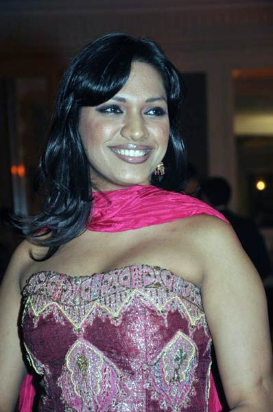 हुस्‍न ऐसा कि नजर ना हटे  |  जो दीवाना बना दे...