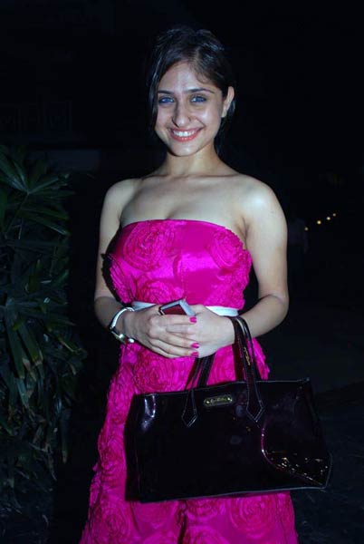 हुस्‍न ऐसा कि नजर ना हटे  |  जो दीवाना बना दे...