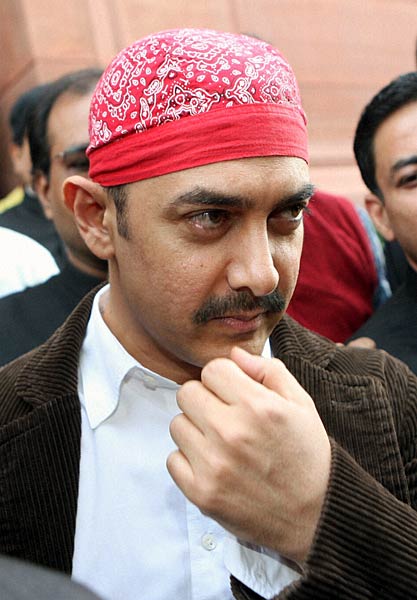 संसद पहुंचे आमिर खान, सांसदों से की मुलाकात