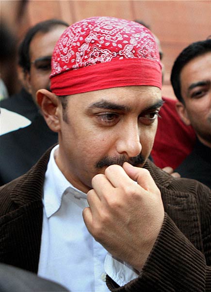 संसद पहुंचे आमिर खान, सांसदों से की मुलाकात