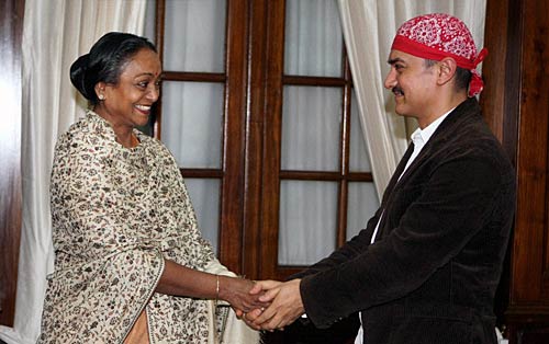 संसद पहुंचे आमिर खान, सांसदों से की मुलाकात