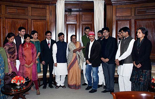 संसद पहुंचे आमिर खान, सांसदों से की मुलाकात