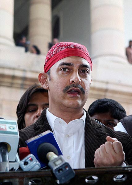 संसद पहुंचे आमिर खान, सांसदों से की मुलाकात