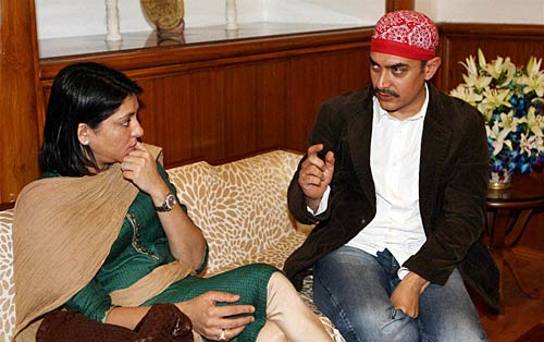 संसद पहुंचे आमिर खान, सांसदों से की मुलाकात