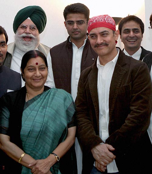 संसद पहुंचे आमिर खान, सांसदों से की मुलाकात