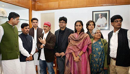 संसद पहुंचे आमिर खान, सांसदों से की मुलाकात